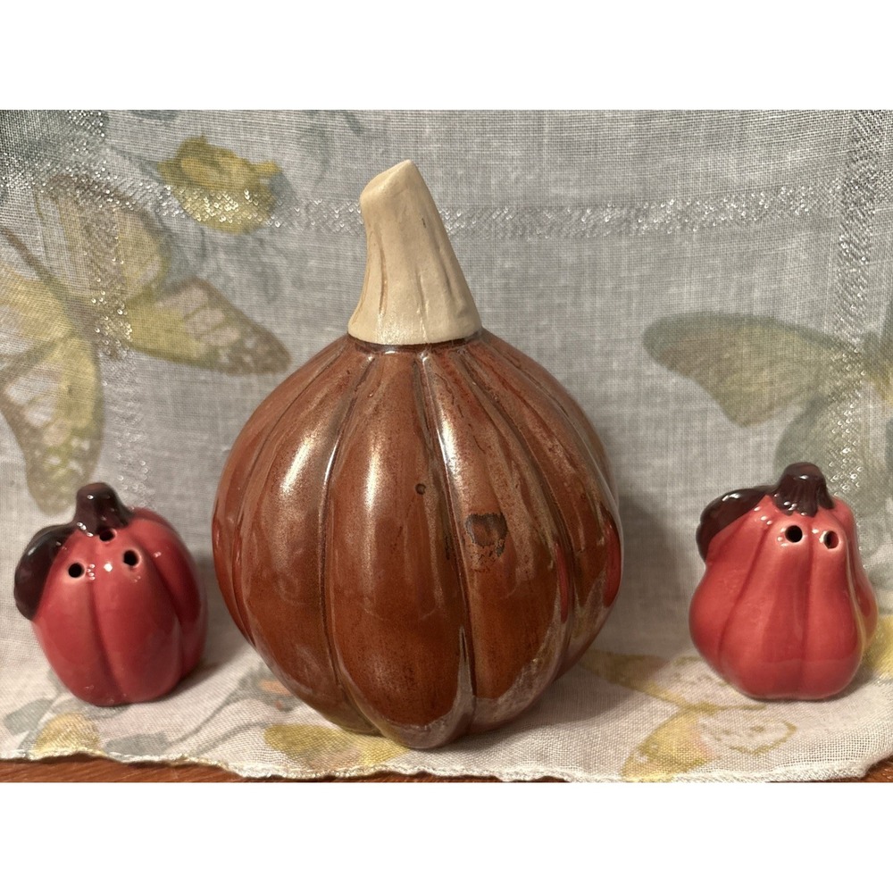 3  PIECE CERAMIC SALT AND PEPPER SHAKER WITH A‎ CENTERPIECE PUMPKINS FALL